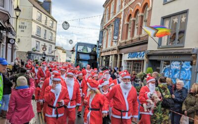 Hundreds of Santas dash through the Barbican to raise money for Shekinah and Jeremiah’s Journey